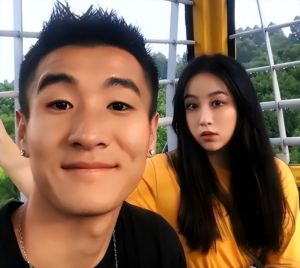 苏守道在右上方穿衣打扮，待会需要先回到卧室，才能从叶辰面前这道门走出来。